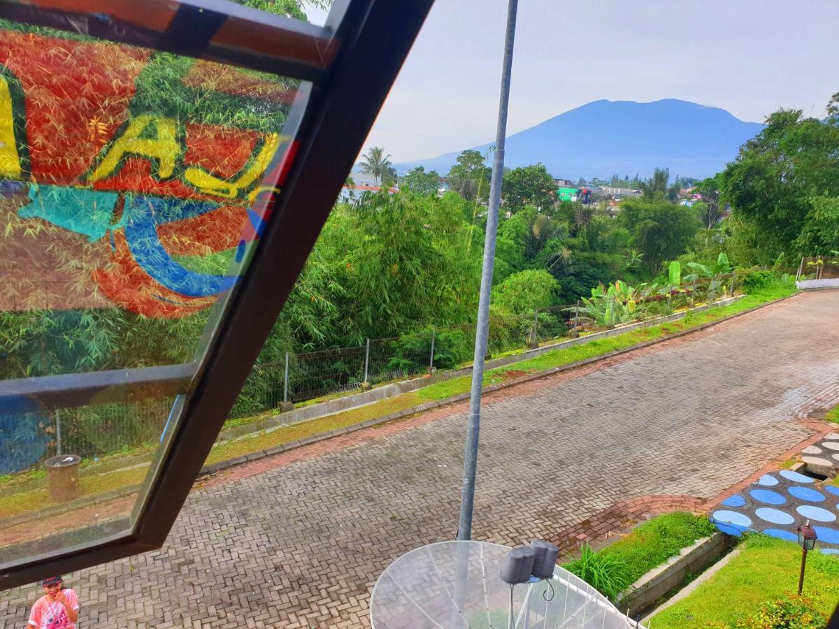 Villa Hello Kitty Kota Bunga Puncak Cinengangirang Εξωτερικό φωτογραφία