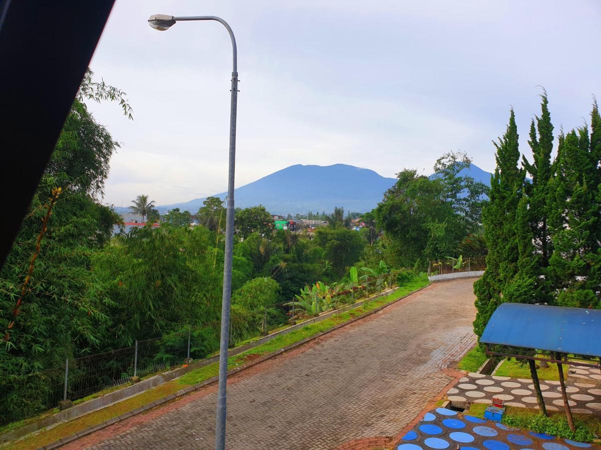 Villa Hello Kitty Kota Bunga Puncak Cinengangirang Εξωτερικό φωτογραφία