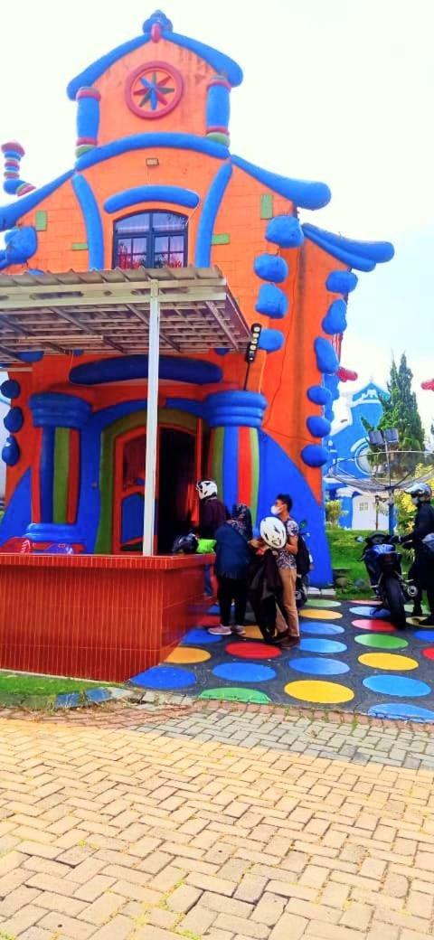 Villa Hello Kitty Kota Bunga Puncak Cinengangirang Εξωτερικό φωτογραφία